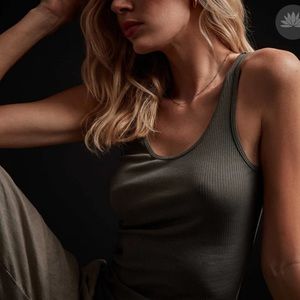 Standard James Perse Ribbed Daily Tank in ‘Jungle Pigment’ color (Size 4)